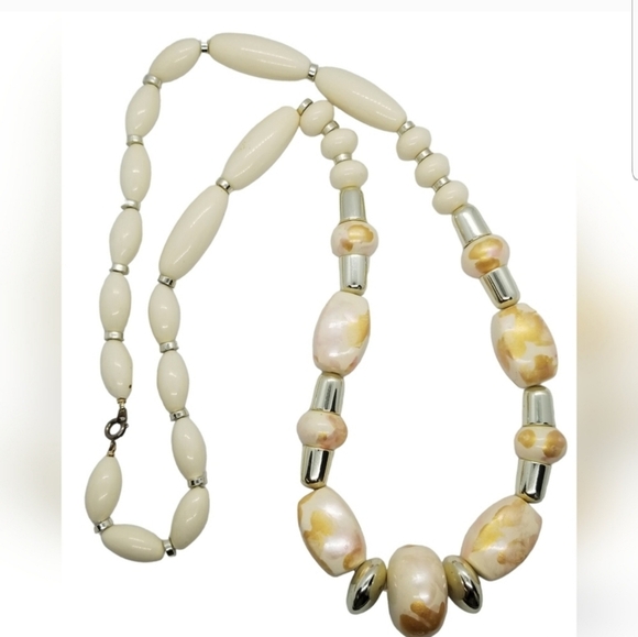 VINTAGE PEARLESCENT CREAM WITH GOLD & SILVERTONE BEADED STATEMENT NECKLACE - Picture 3 of 4